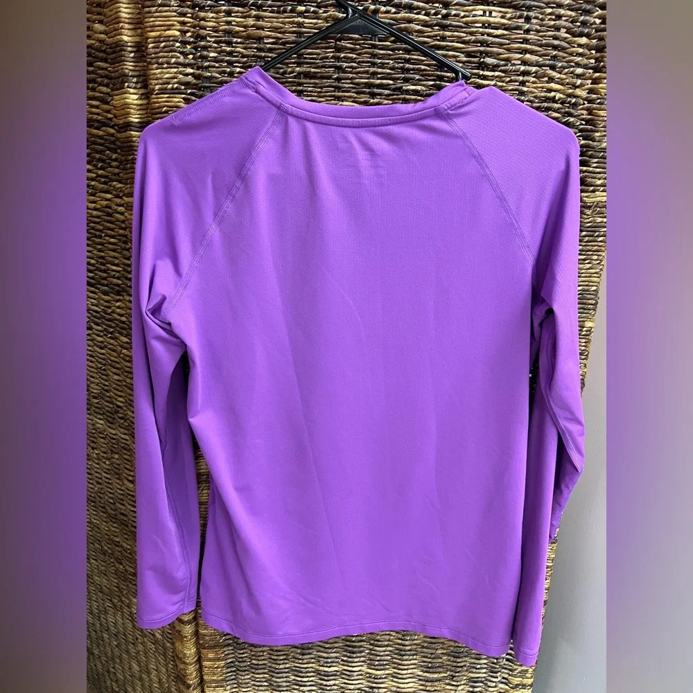 Under Armour-Fitted‎ V Neck long Sleeved shirt-Size: Medium - Picture 2 of 4